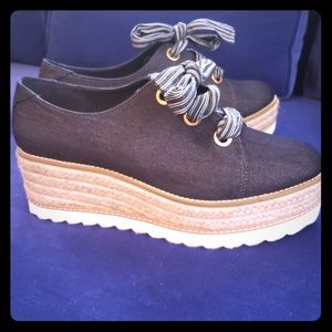 Women Platform Tie Up Loafer